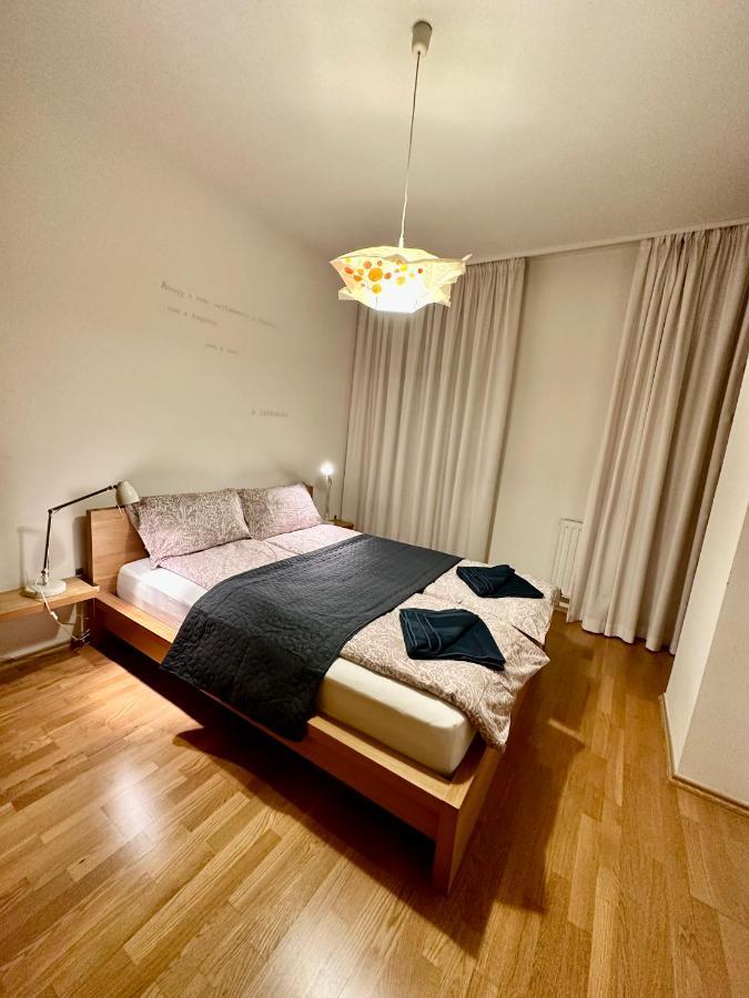 Central Apartment With Balcony Budapest Luaran gambar