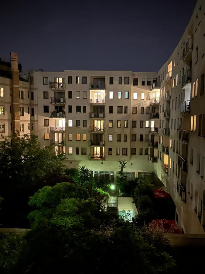 Central Apartment With Balcony Budapest Luaran gambar