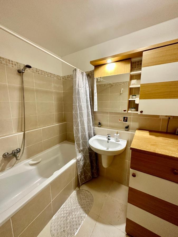 Central Apartment With Balcony Budapest Luaran gambar
