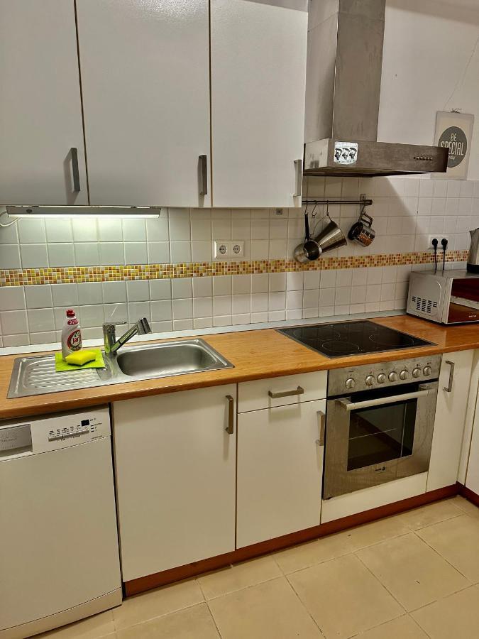 Central Apartment With Balcony Budapest Luaran gambar