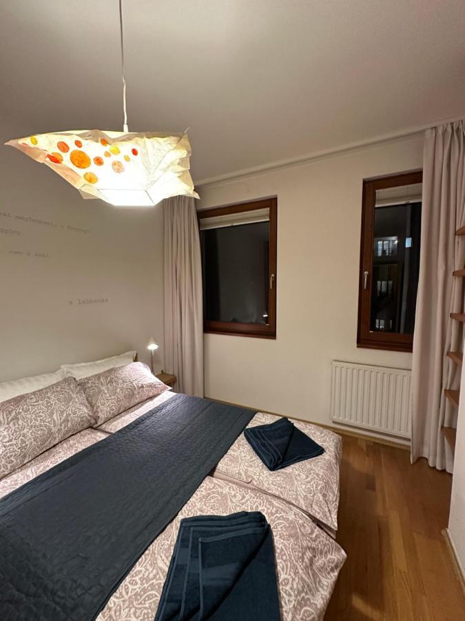 Central Apartment With Balcony Budapest Luaran gambar