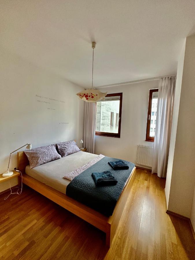 Central Apartment With Balcony Budapest Luaran gambar