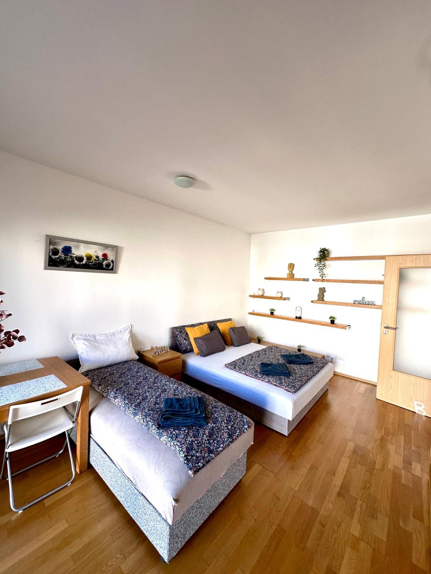 Central Apartment With Balcony Budapest Luaran gambar
