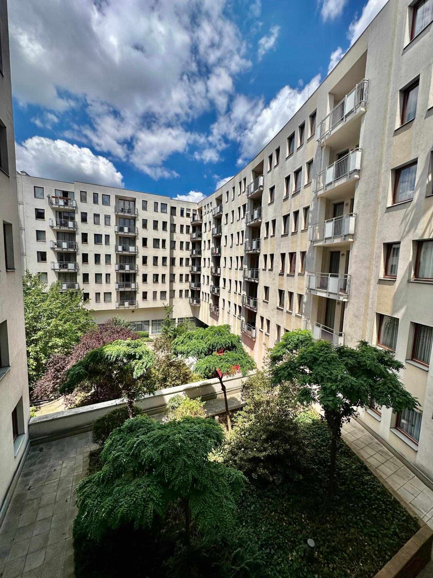 Central Apartment With Balcony Budapest Luaran gambar