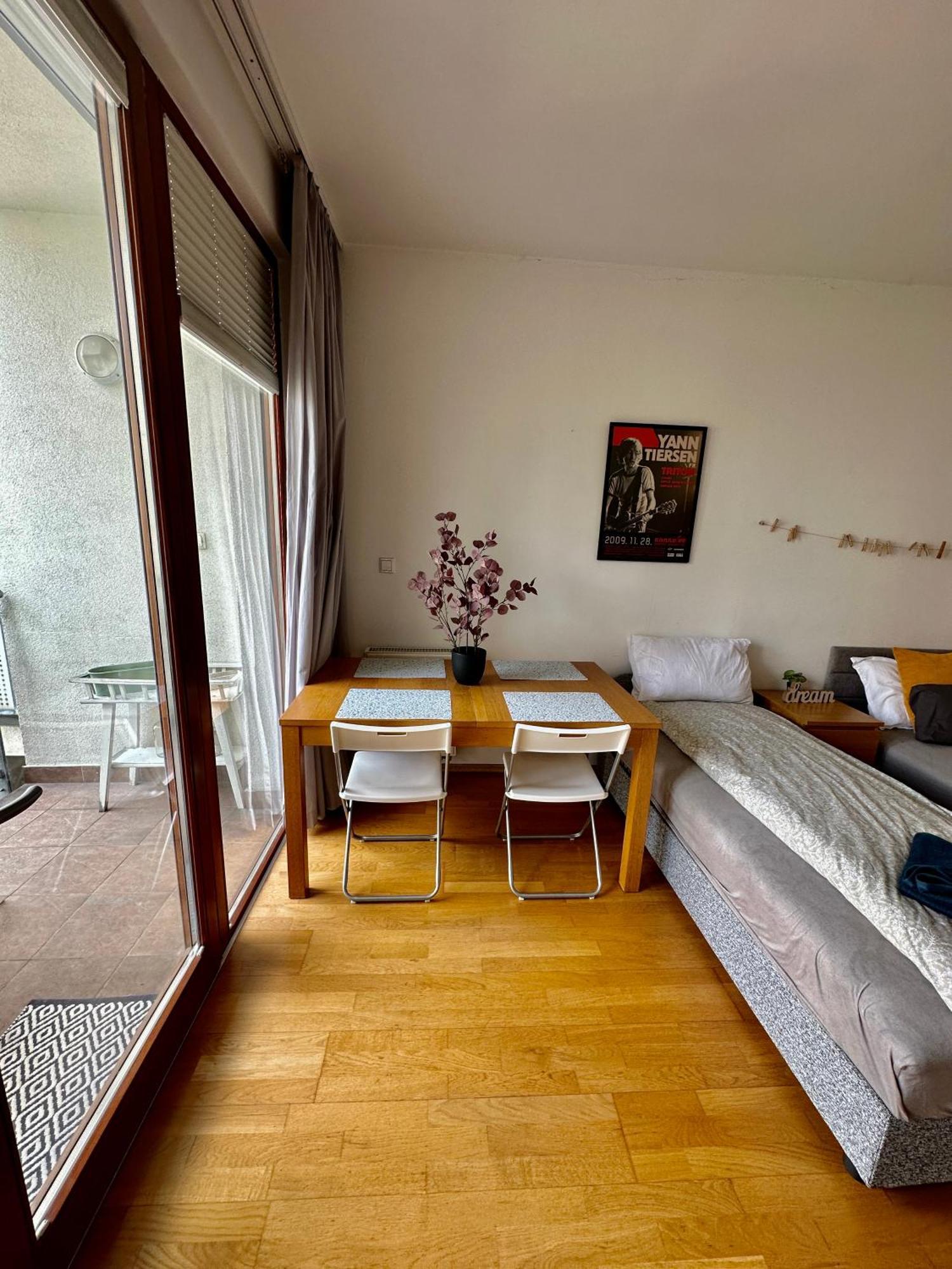 Central Apartment With Balcony Budapest Luaran gambar