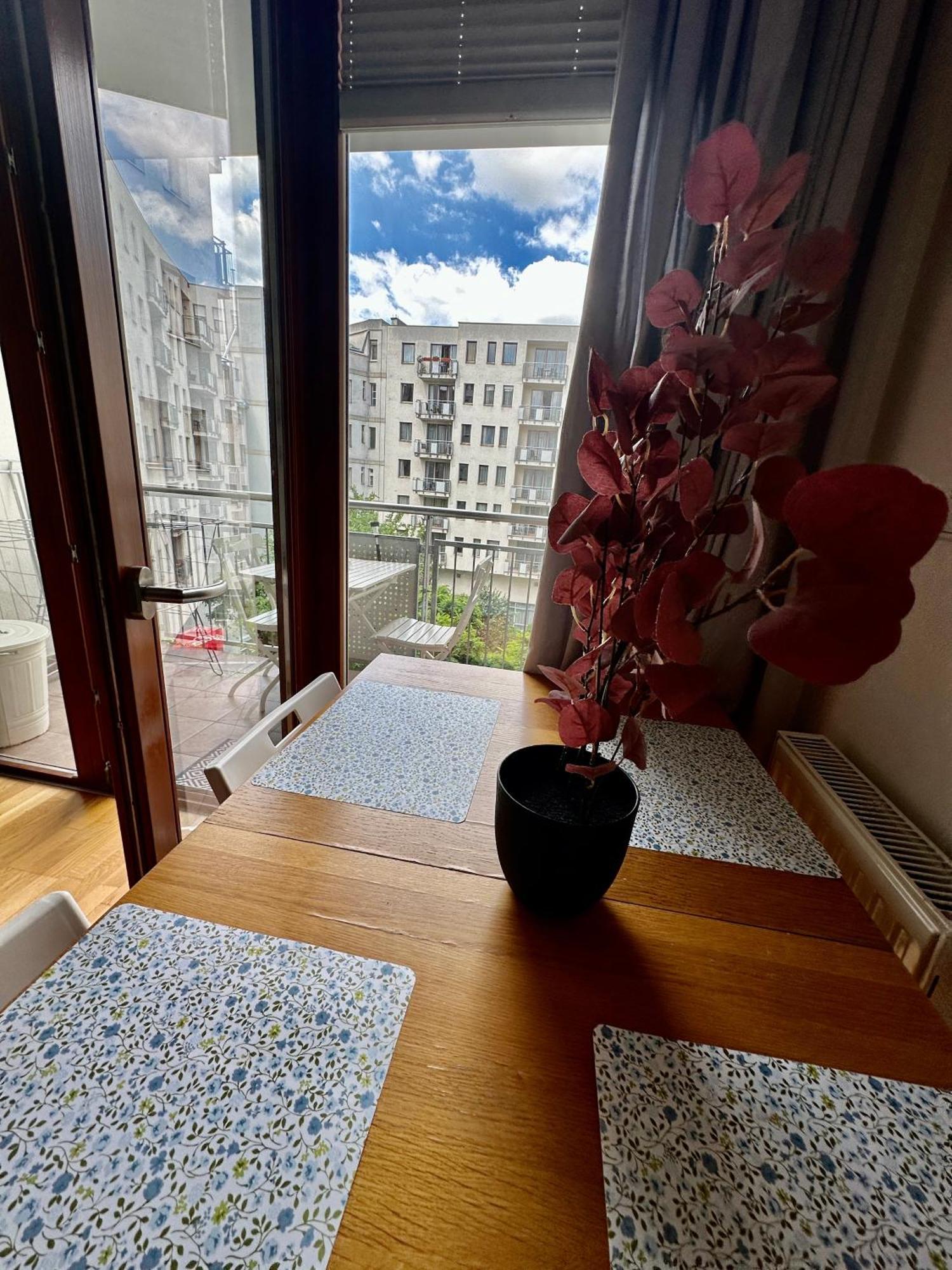 Central Apartment With Balcony Budapest Luaran gambar