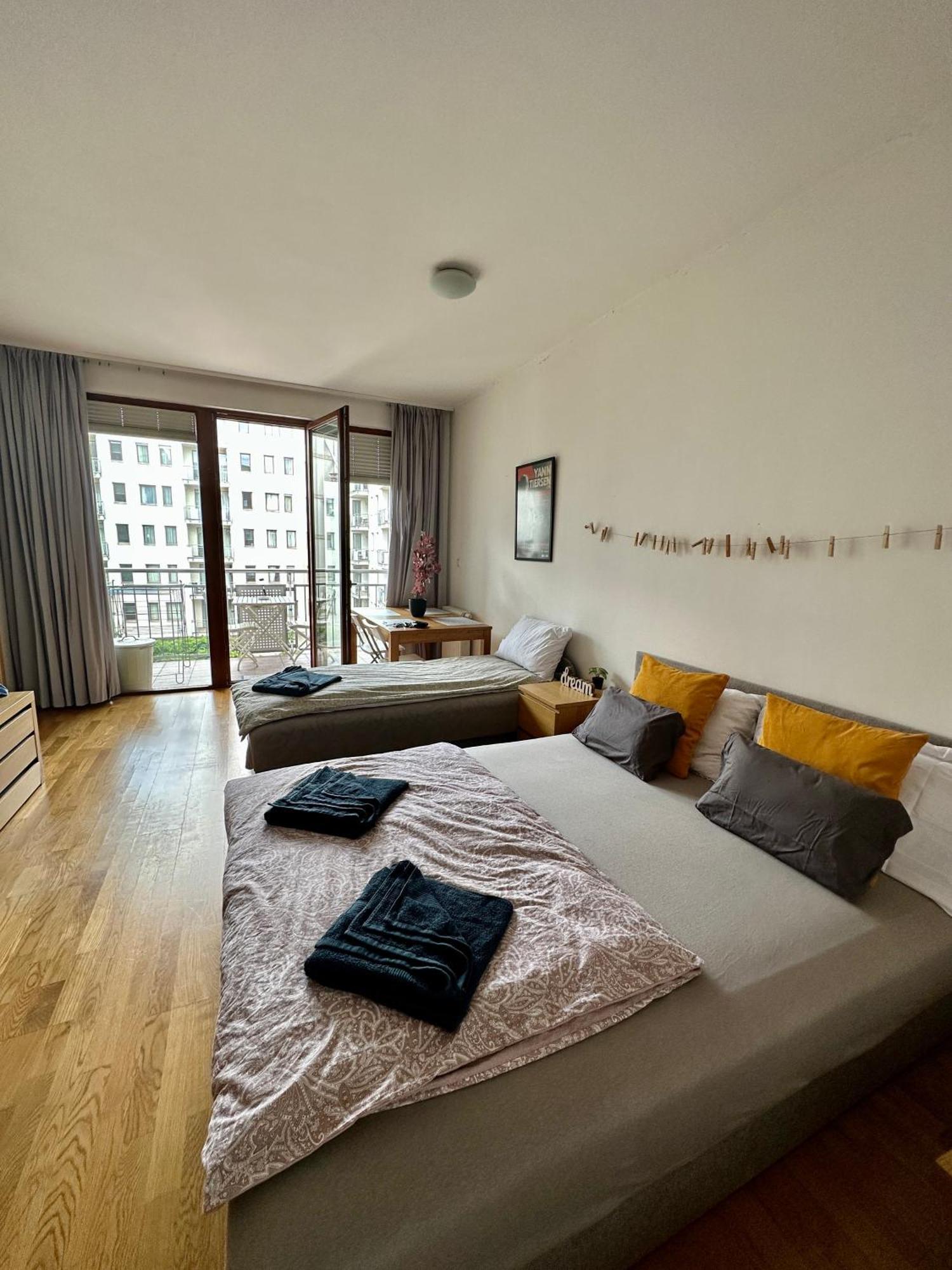 Central Apartment With Balcony Budapest Luaran gambar