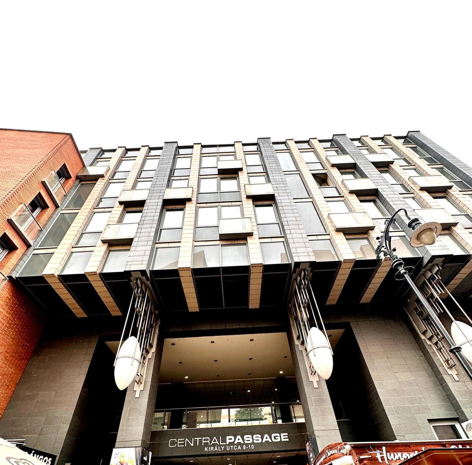 Central Apartment With Balcony Budapest Luaran gambar