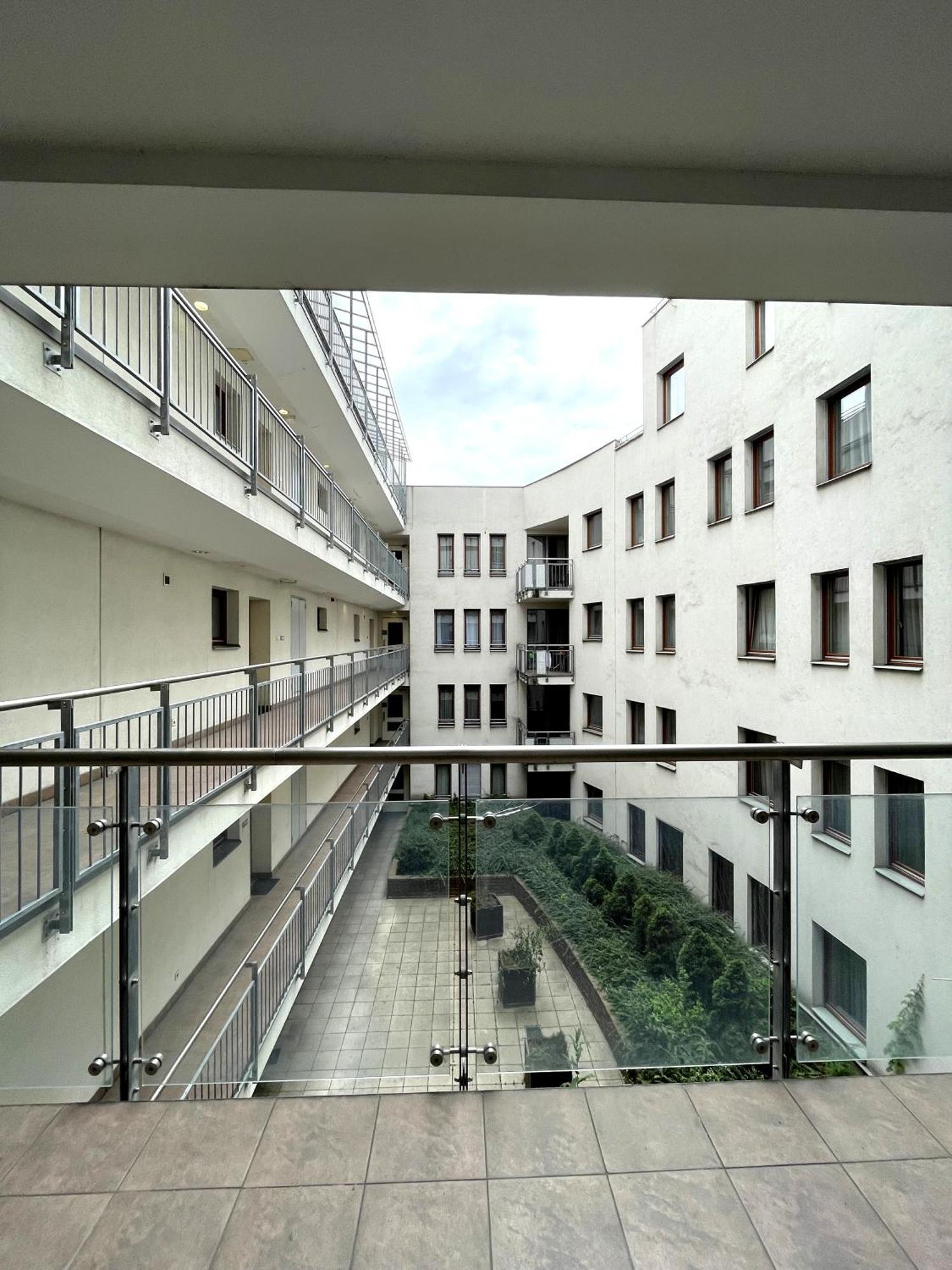 Central Apartment With Balcony Budapest Luaran gambar